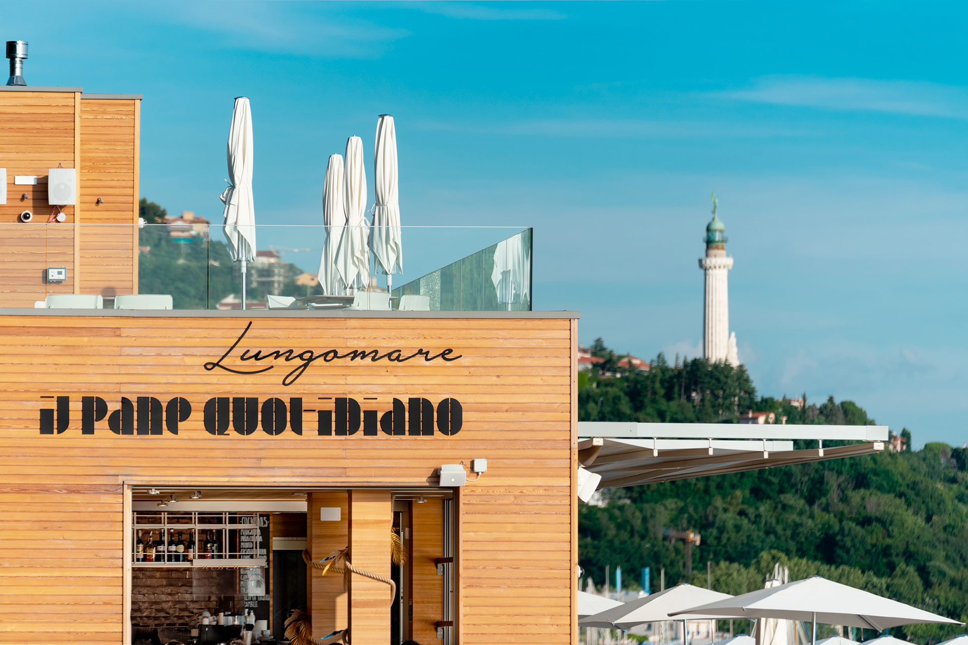 Jade Studio grafico di Trieste, Friuli Venezia Giulia. Progettazione e realizzazione del logo per Il Pane Quotidiano Lungomare di Trieste, menu. Brand identity e immagine coordinata per caffetteria e negozio.